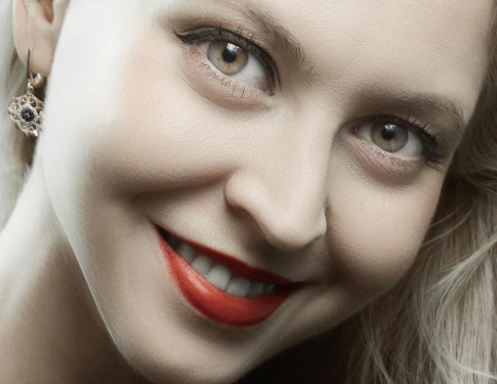 What Are Elizabeth Olsen's Annual Earnings From Acting?