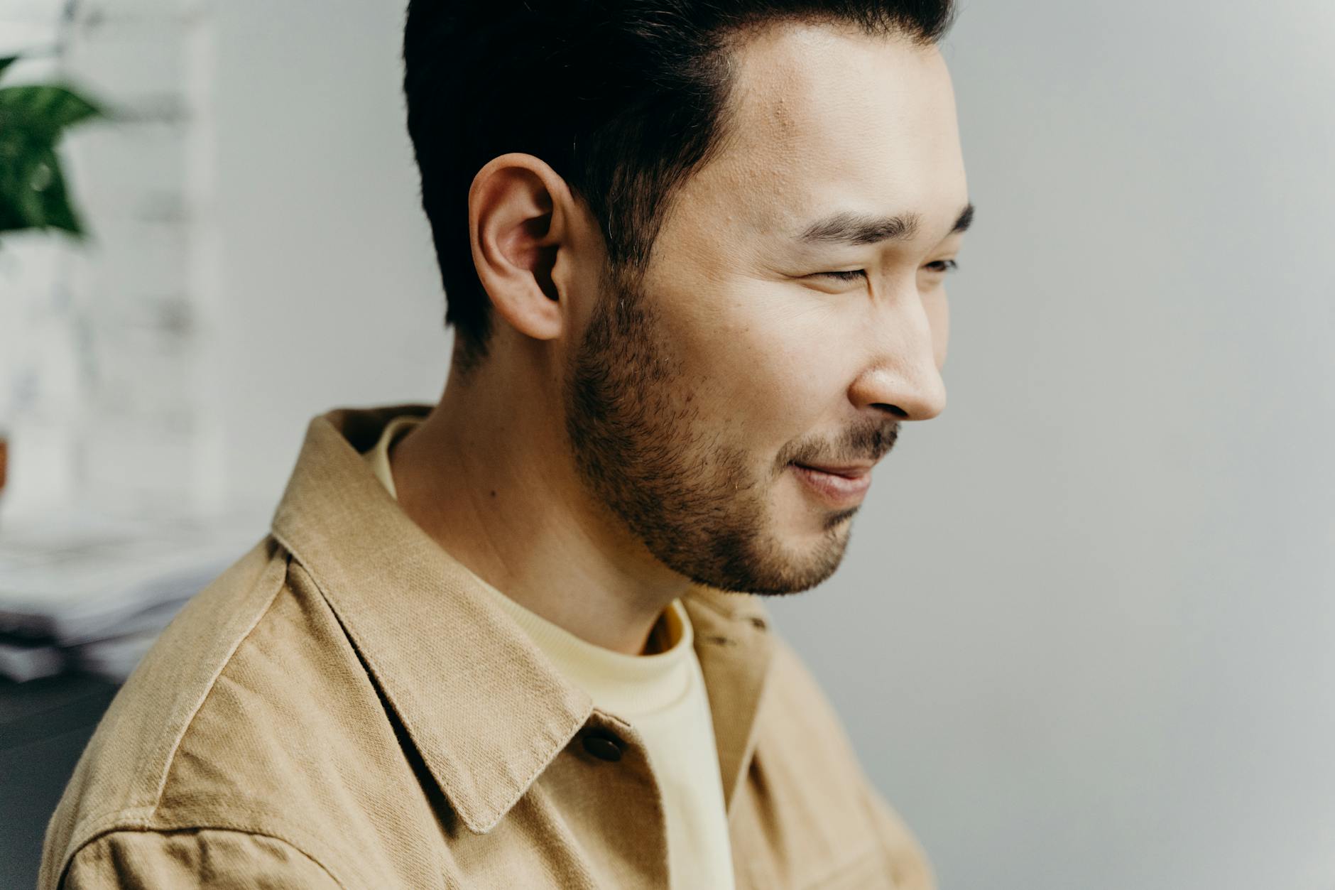 What is Steven Yeun's Primary Income Source?