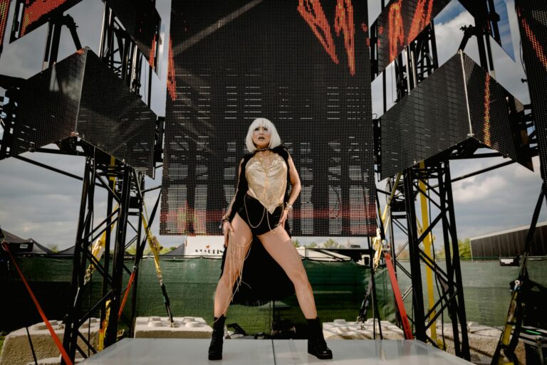 Where Does Ava Max Live - Featured image
