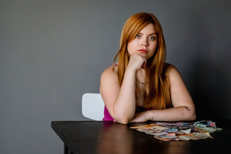 How Natalie Dormer Spends Their Money - Featured image