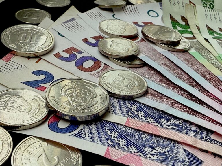 Why Russian Oligarchs Struggle With Putin's Contradictory Wealth Protection Policies - Featured image
