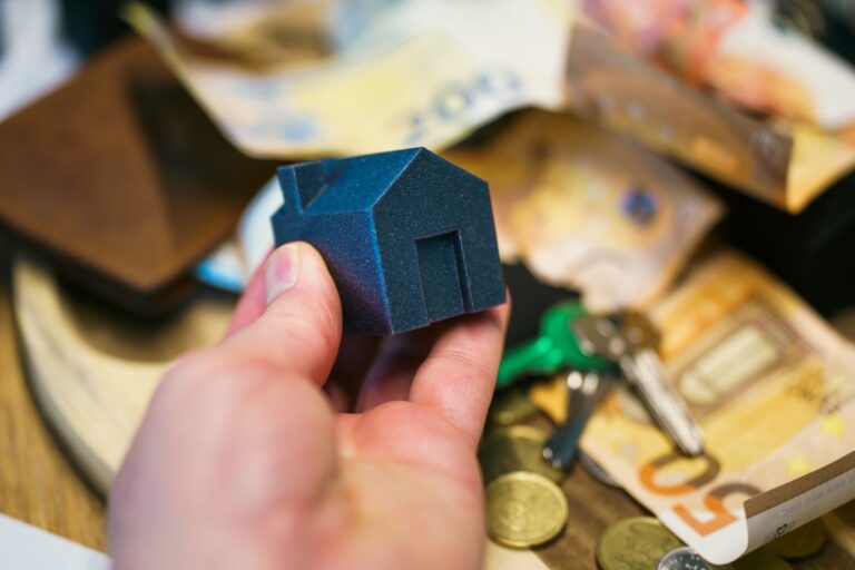 How Many Properties Does the Average Billionaire Own? - Featured image